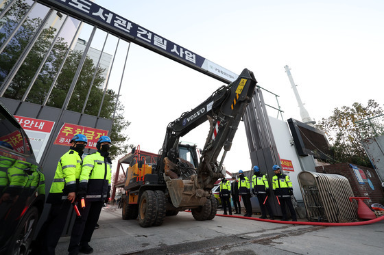 중장비 오가는 현장