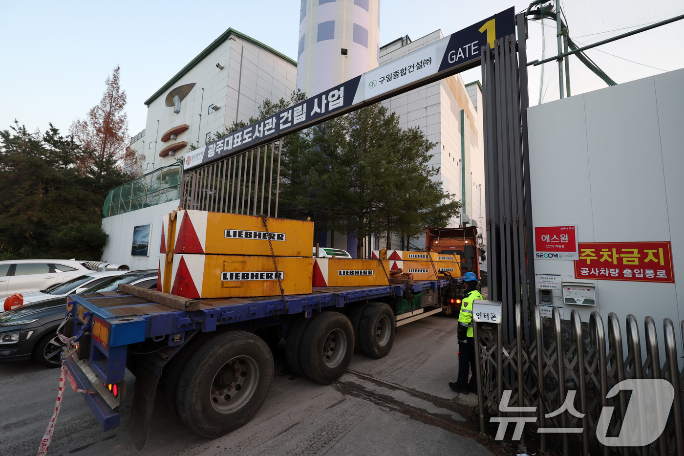 (광주=뉴스1) 이승현 기자 = 11일 광주 서구 치평동 광주대표도서관 현장에 중장비가 오가고 있다. 2025.12.11/뉴스1