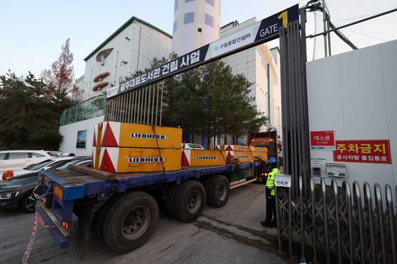 쉴 새 없이 오가는 중장비