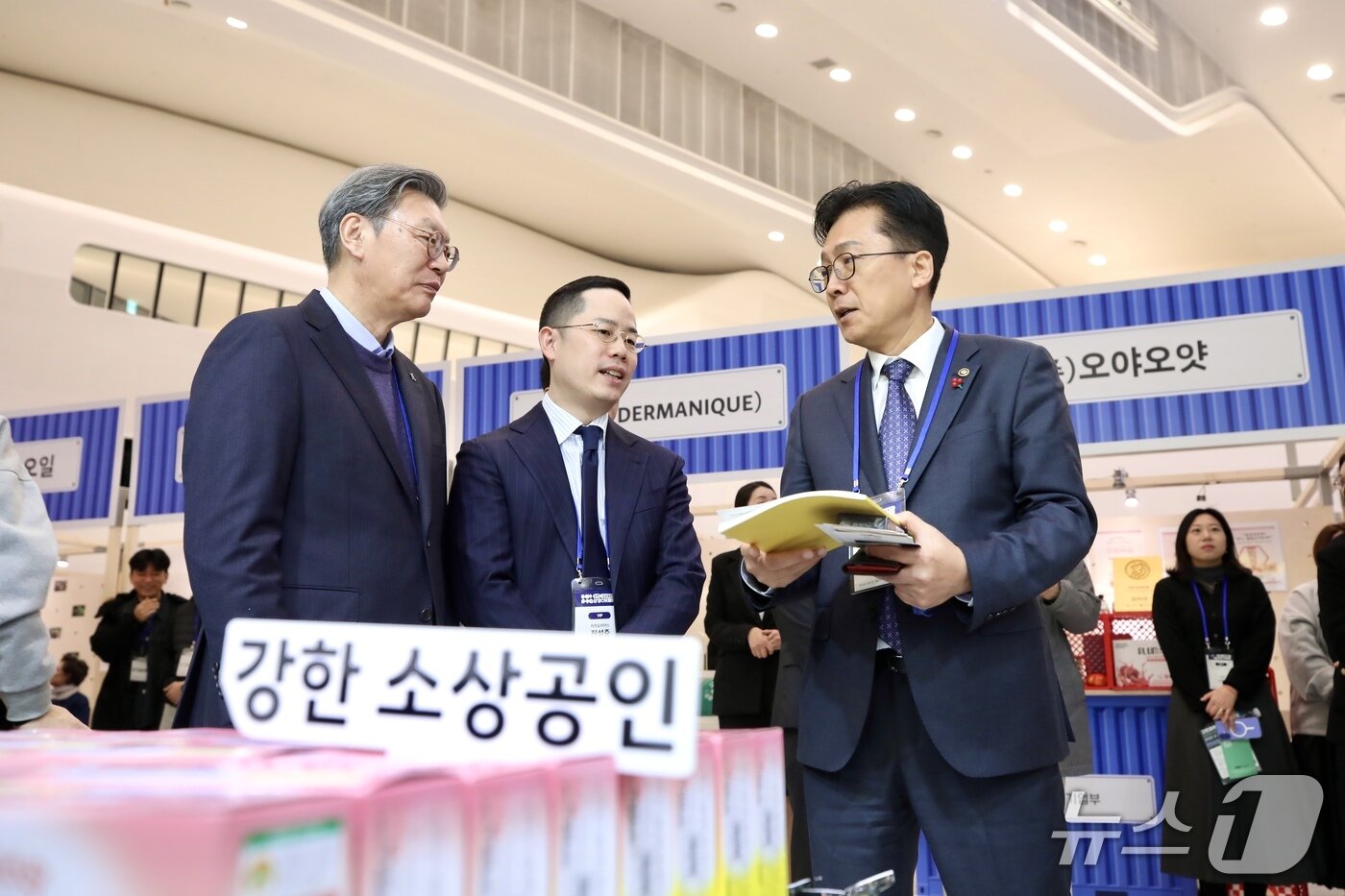 본문 이미지 - 이병권 중소벤처기업부 2차관이 11일 서울 중구 동대문디자인플라자&#40;DDP&#41;에서 열린 &#39;강한 소상공인 상생ON&#40;溫&#41; 페어&#39;에서 판매 부스를 둘러보고 있다. &#40;중소벤처기업부 제공. 재판매 및 DB금지&#41;