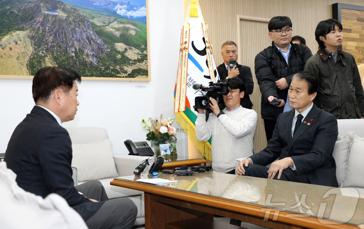 (제주=뉴스1) 오미란 기자 = 권오을 국가보훈부 장관과 오영훈 제주특별자치도지사가 11일 오후 제주도청에서 고(故) 박진경 대령 국가유공자 지정과 관련해 면담하고 있다. 전날 국 …