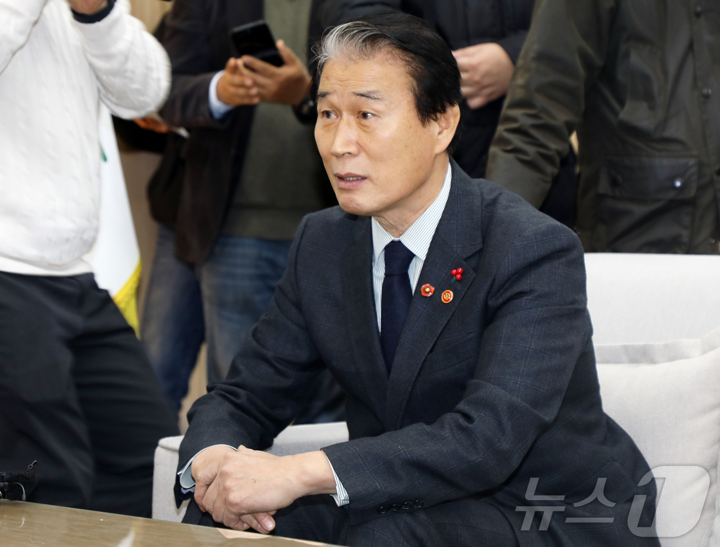 (제주=뉴스1) 오미란 기자 = 권오을 국가보훈부 장관이 11일 오후 제주도청에서 오영훈 제주특별자치도지사와 고(故) 박진경 대령 국가유공자 지정과 관련해 면담하고 있다. 전날 국 …