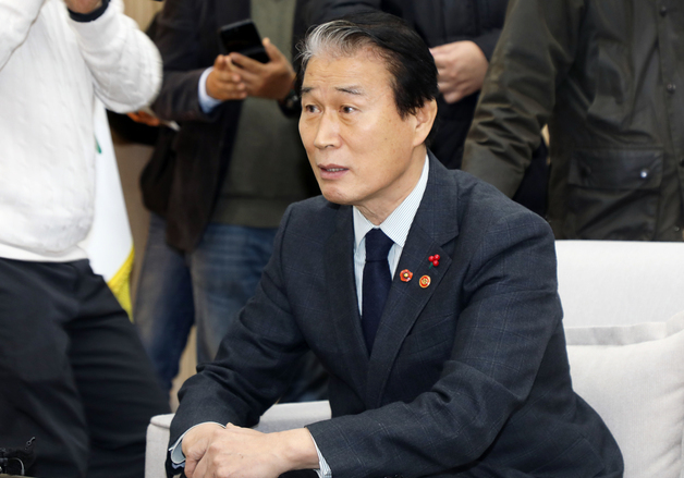 두 손 맞잡은 권오을 보훈부 장관 "죄송합니다"