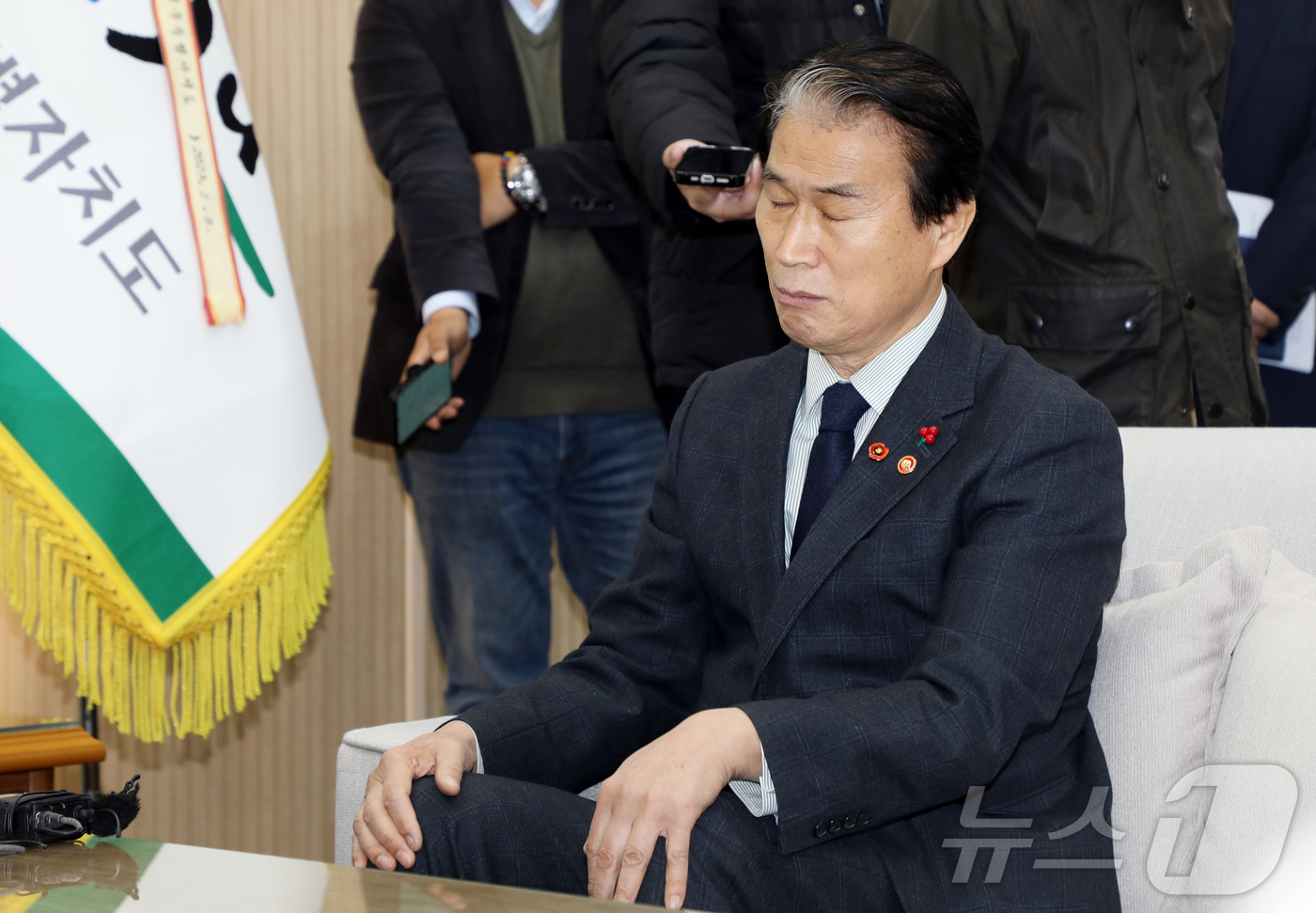 (제주=뉴스1) 오미란 기자 = 권오을 국가보훈부 장관이 11일 오후 제주도청에서 오영훈 제주특별자치도지사와 고(故) 박진경 대령 국가유공자 지정과 관련해 면담하고 있다. 전날 국 …