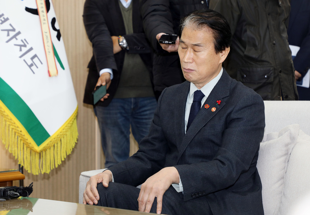 눈 질끈 감은 권오을 보훈부 장관