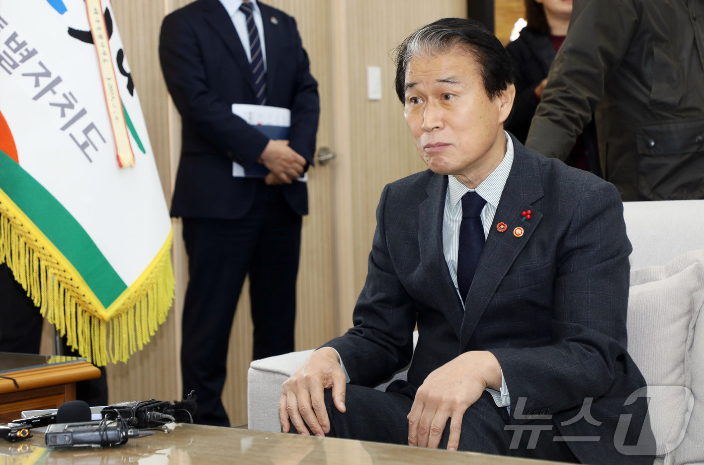 (제주=뉴스1) 오미란 기자 = 권오을 국가보훈부 장관이 11일 오후 제주도청에서 오영훈 제주특별자치도지사와 고(故) 박진경 대령 국가유공자 지정과 관련해 면담하고 있다. 전날 국 …