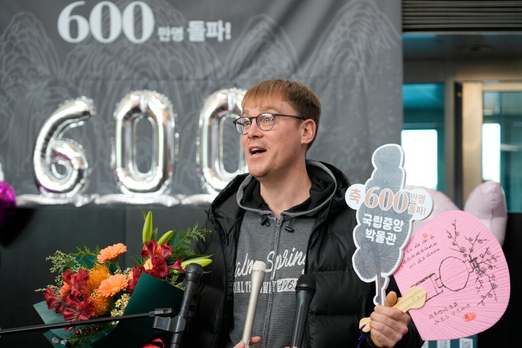 본문 이미지 - 인터뷰하는 외국인 관람객