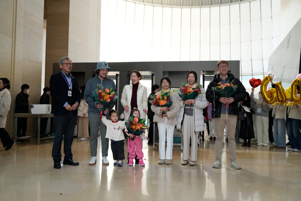본문 이미지 - 보안검색대를 넘은 축하받는 600만 번째 관람객 모습