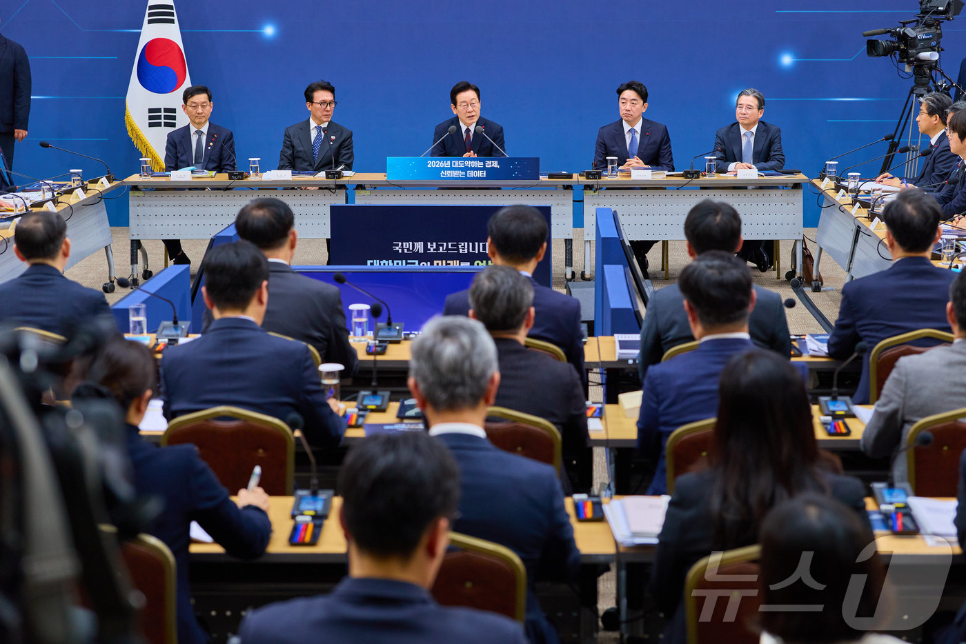 (서울=뉴스1) 이재명 기자 = 이재명 대통령이 11일 세종시 정부세종컨벤션센터에서 열린 '2026년 대도약하는 경제, 신뢰받는 데이터' 기획재정부(국세청·관세청·조달청)-국가데이 …