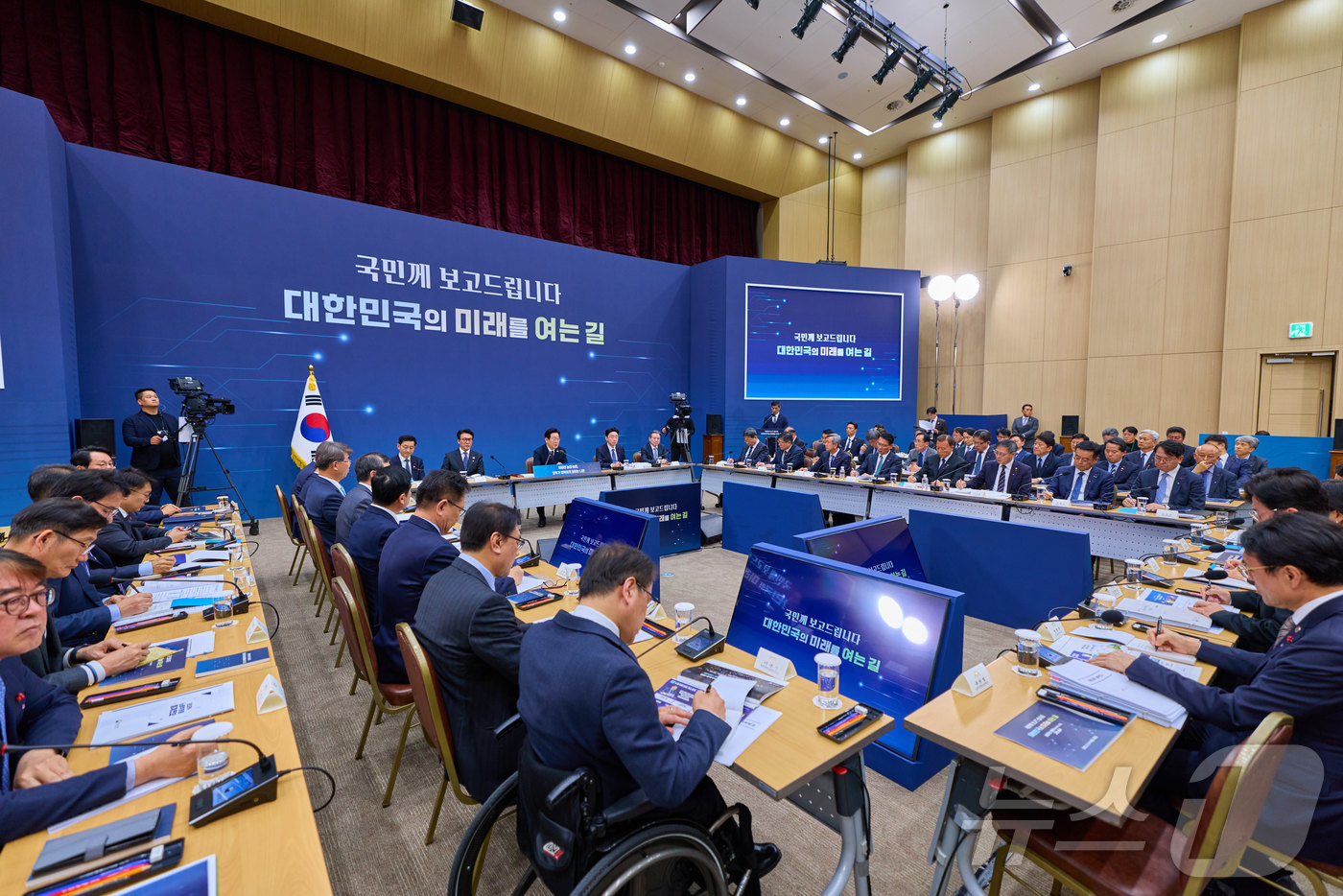 (서울=뉴스1) 이재명 기자 = 이재명 대통령이 11일 세종시 정부세종컨벤션센터에서 열린 '희망찬 농업·농촌, 모두가 행복하게 일하는 나라' 농림축산식품부(농촌진흥청·산림청)-고용 …