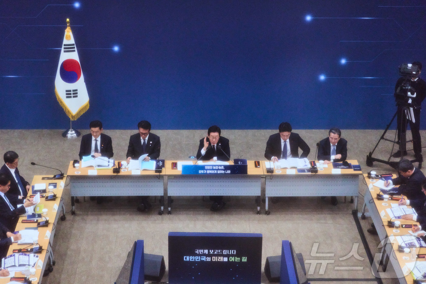 (서울=뉴스1) 이재명 기자 = 이재명 대통령이 11일 세종시 정부세종컨벤션센터에서 열린 '희망찬 농업·농촌, 모두가 행복하게 일하는 나라' 농림축산식품부(농촌진흥청·산림청)-고용 …