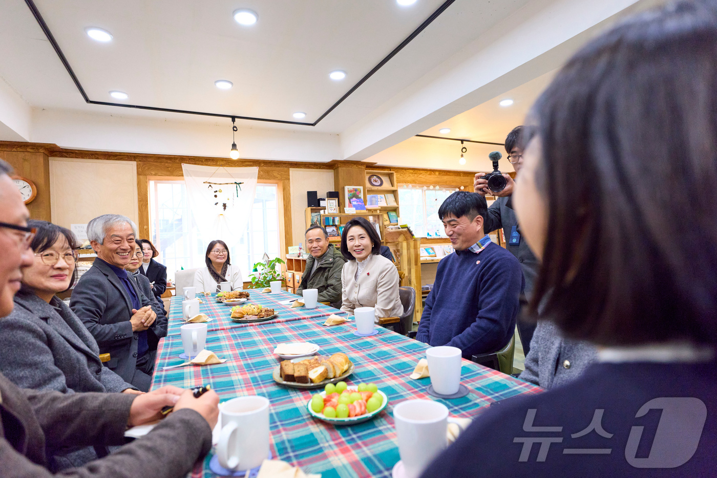 (서울=뉴스1) 이재명 기자 = 김혜경 여사가 11일 충북 청주시 쌍샘자연교회를 찾아 생태·문화·돌봄 공동체를 일군 현장을 살펴보고 주민들과 소통하고 있다. (대통령실 제공. 재판 …