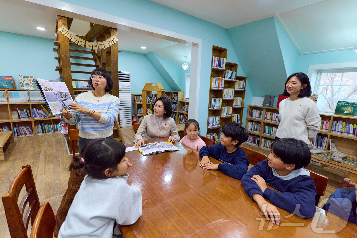 (서울=뉴스1) 이재명 기자 = 김혜경 여사가 11일 충북 청주시 쌍샘자연교회를 찾아 생태·문화·돌봄 공동체를 일군 현장을 살펴보고 어린이들과 소통하고 있다. (대통령실 제공. 재 …