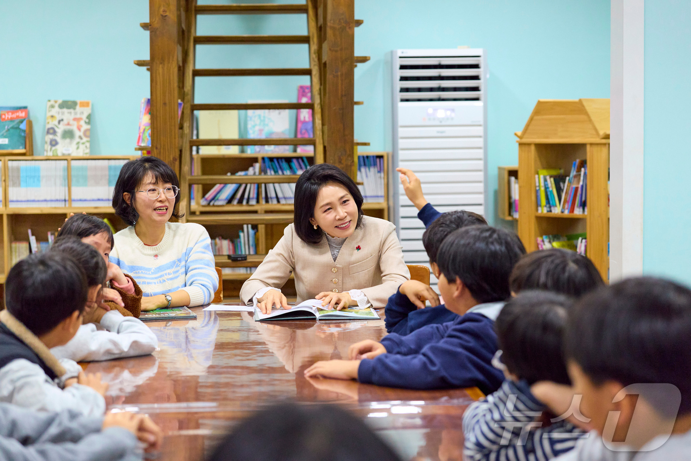 (서울=뉴스1) 이재명 기자 = 김혜경 여사가 11일 충북 청주시 쌍샘자연교회를 찾아 생태·문화·돌봄 공동체를 일군 현장을 살펴보고 어린이들과 소통하고 있다. (대통령실 제공. 재 …