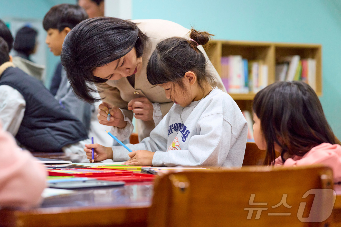 (서울=뉴스1) 이재명 기자 = 김혜경 여사가 11일 충북 청주시 쌍샘자연교회를 찾아 생태·문화·돌봄 공동체를 일군 현장을 살펴보고 어린이들과 소통하고 있다. (대통령실 제공. 재 …