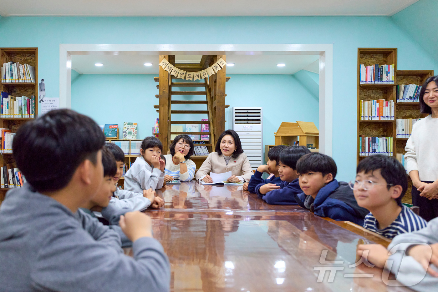 (서울=뉴스1) 이재명 기자 = 김혜경 여사가 11일 충북 청주시 쌍샘자연교회를 찾아 생태·문화·돌봄 공동체를 일군 현장을 살펴보고 어린이들과 소통하고 있다. (대통령실 제공. 재 …