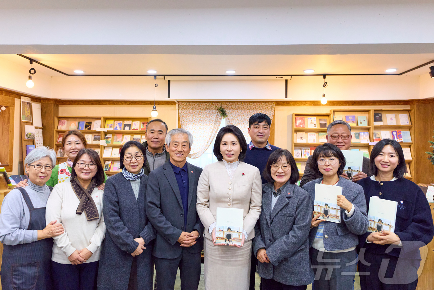 (서울=뉴스1) 이재명 기자 = 김혜경 여사가 11일 충북 청주시 쌍샘자연교회를 찾아 생태·문화·돌봄 공동체를 일군 현장을 살펴보고 기념촬영을 하고 있다. (대통령실 제공. 재판매 …