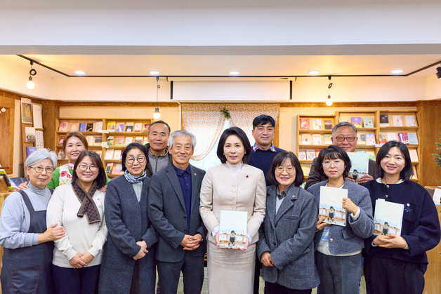 기념촬영 하는 김혜경 여사