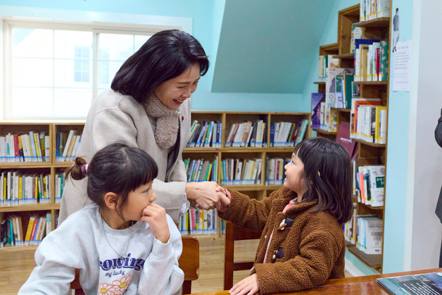 어린이들과 인사하는 김혜경 여사