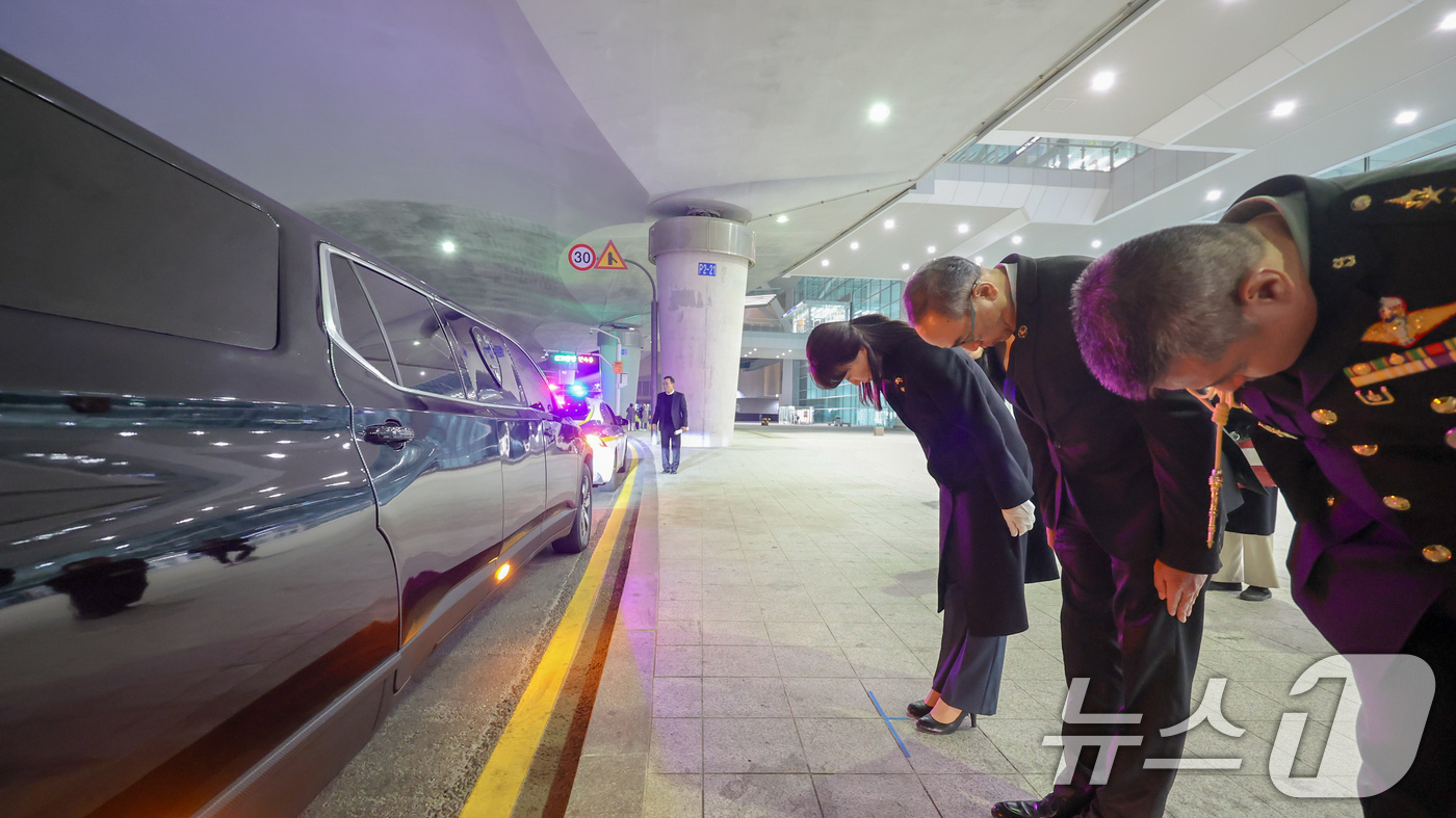 (서울=뉴스1) = 강윤진 국가보훈부 차관이 11일 오후 인천국제공항 제2터미널 입국장에서 열린 6.25전쟁 태국 유엔참전용사 故마놋 품마니컨씨와 나롱 깨 얌니욤씨의 유해봉환식에 …