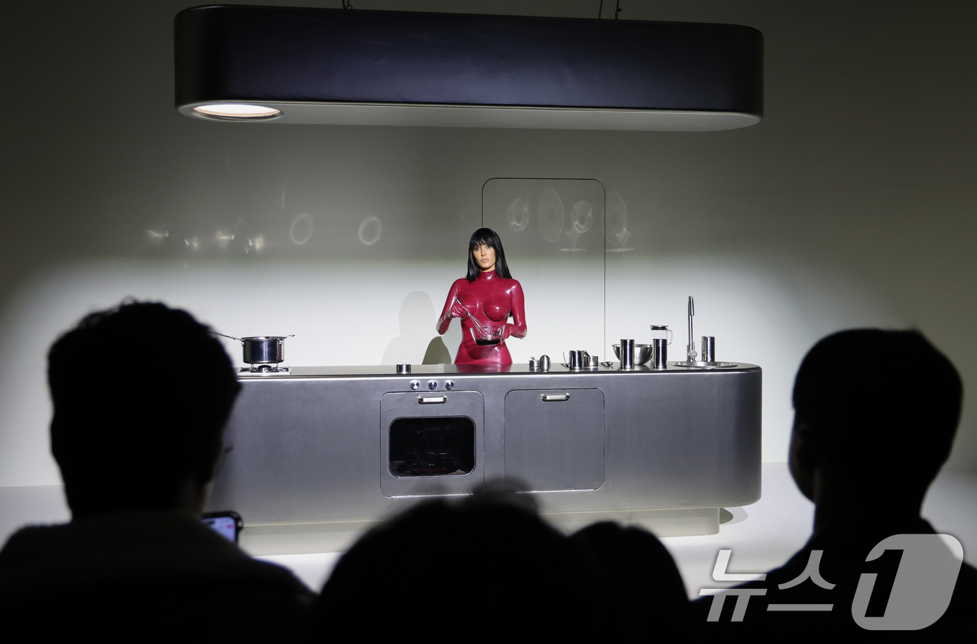 (서울=뉴스1) 안은나 기자 = 미국 유명 래퍼이자 사업가 칸예 웨스트(Kanye West)의 아내 비앙카 센소리(Bianca Censori)가 11일 서울 성동구 레이어41 스튜 …