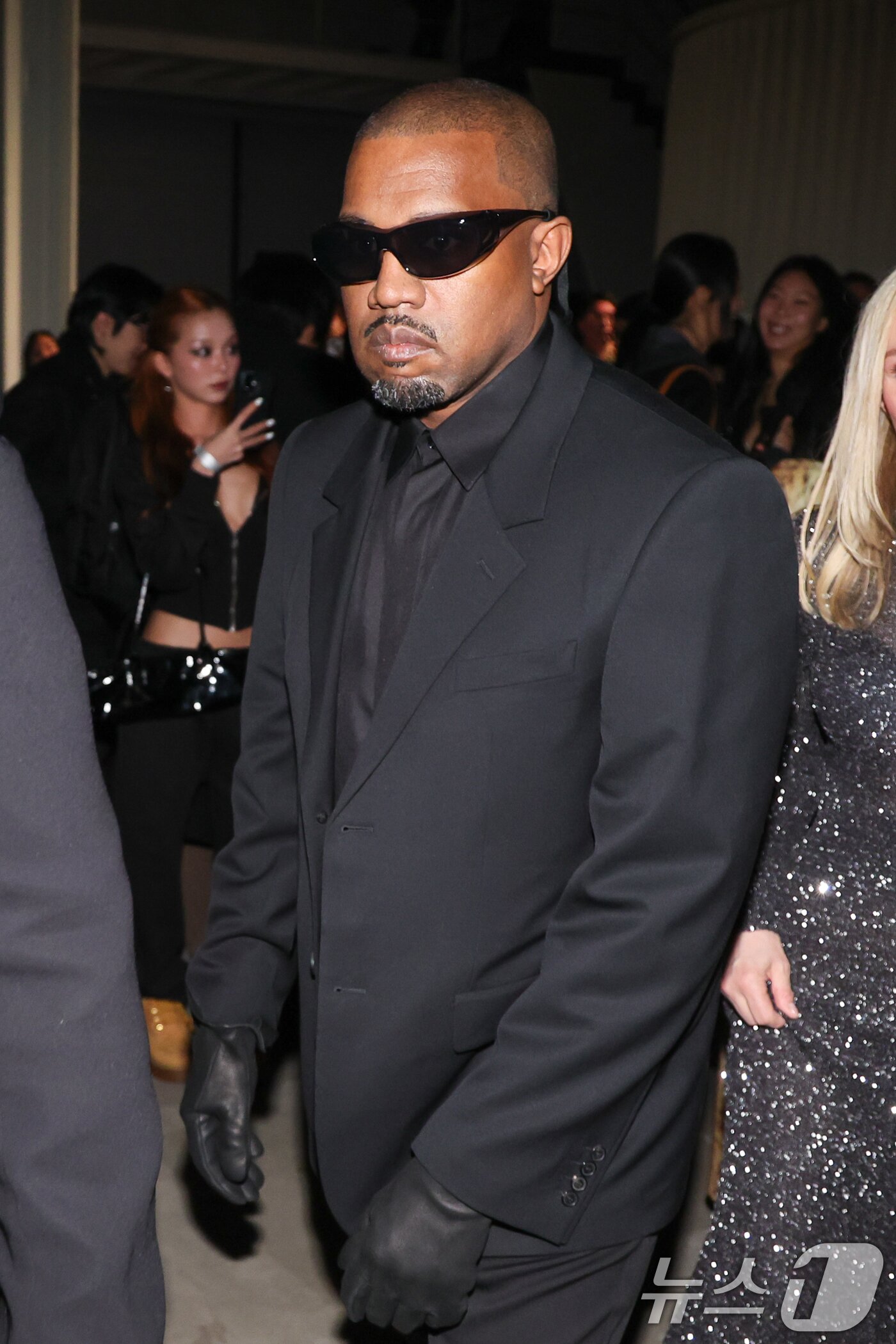 본문 이미지 - 미국 유명 래퍼이자 사업가 칸예 웨스트&#40;Kanye West&#41;가 11일 서울 성동구 레이어41 스튜디오에서 열린 아내 비앙카 센소리&#40;Bianca Censori&#41;의 새로운 퍼포먼스 아트 시리즈 01: BIO POP 전시회에 참석해 퍼포먼스 관람을 마친 뒤 이동하고 있다. 2025.12.11/뉴스1 ⓒ News1 안은나 기자