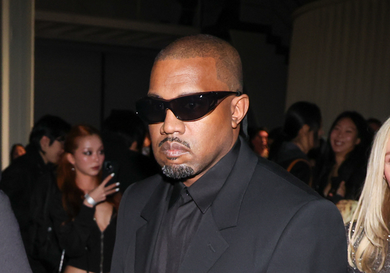 칸예 웨스트, 아내 전시 위해 방한…올블랙 패션