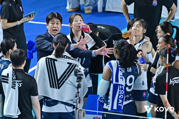 도로공사, 흥국생명 꺾고 선두 질주…김종민 감독, 여자 프로배구 최다승 달성
