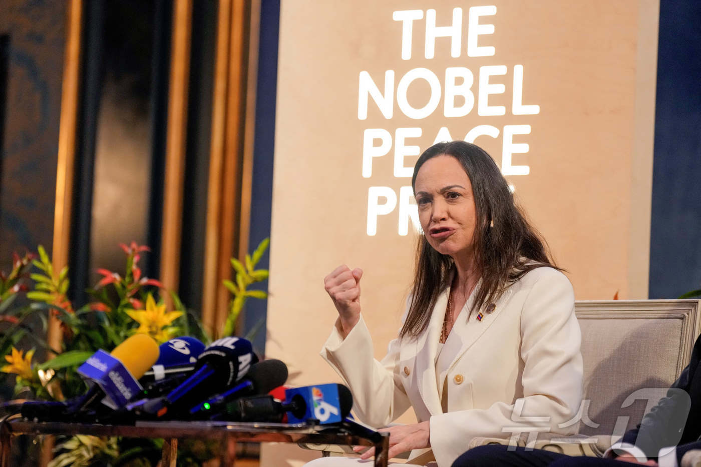 (오슬로 로이터=뉴스1) 이창규 기자 = 노펠평화상 수상자인 베네수엘라 야권 지도자 마리아 코리나 마차도가 11일(현지시간) 노르웨이 오슬로 그랜드 호텔에서 열린 기자회견을 하고 …