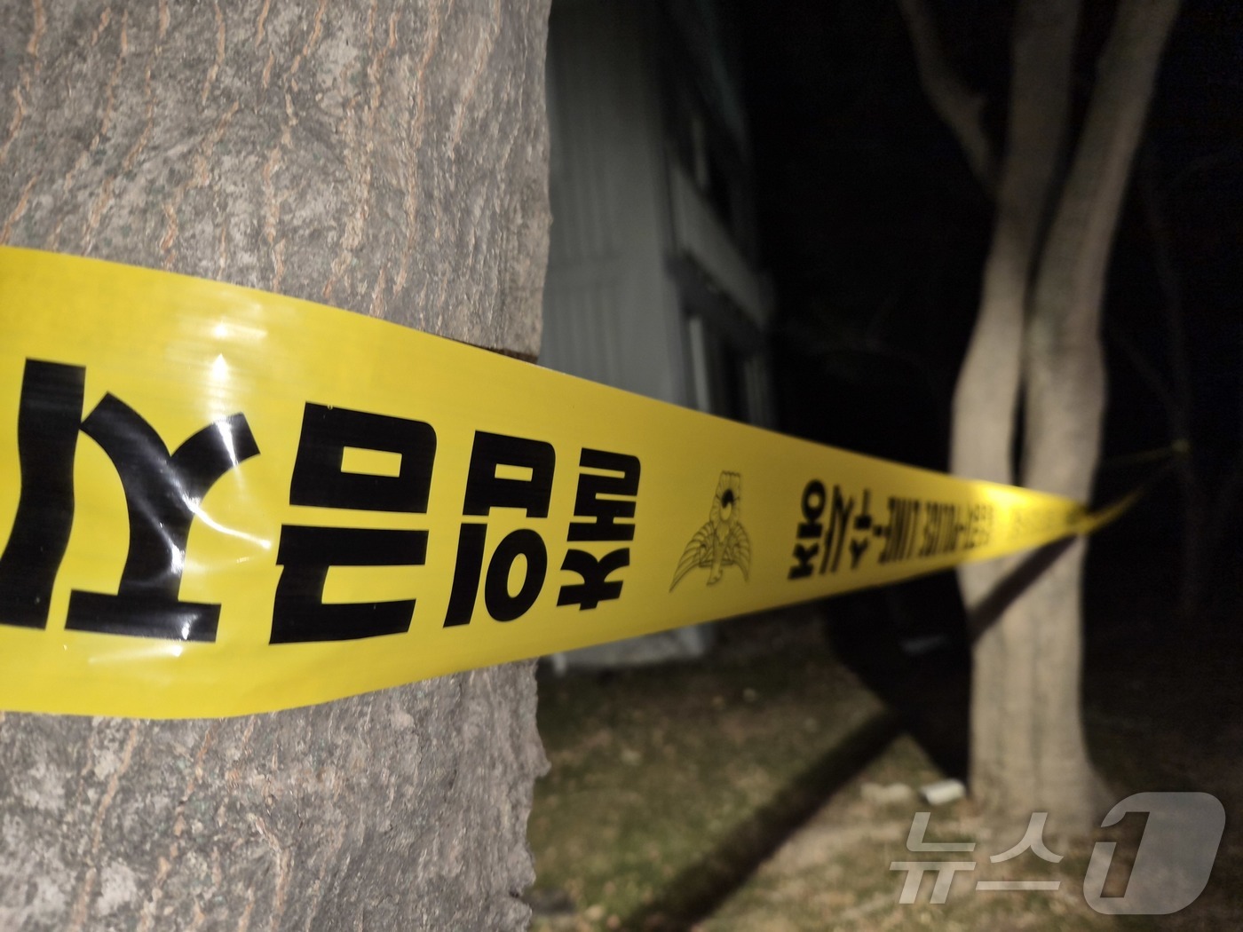 (용인=뉴스1) 김기현 기자 = 11일 오후 경기 용인시 기흥구 한 아파트 화단에 폴리스라인이 쳐져 있다. 이곳에선 이날 오후 5시 55분께 투신한 것으로 추정되는 50대 남성 시 …