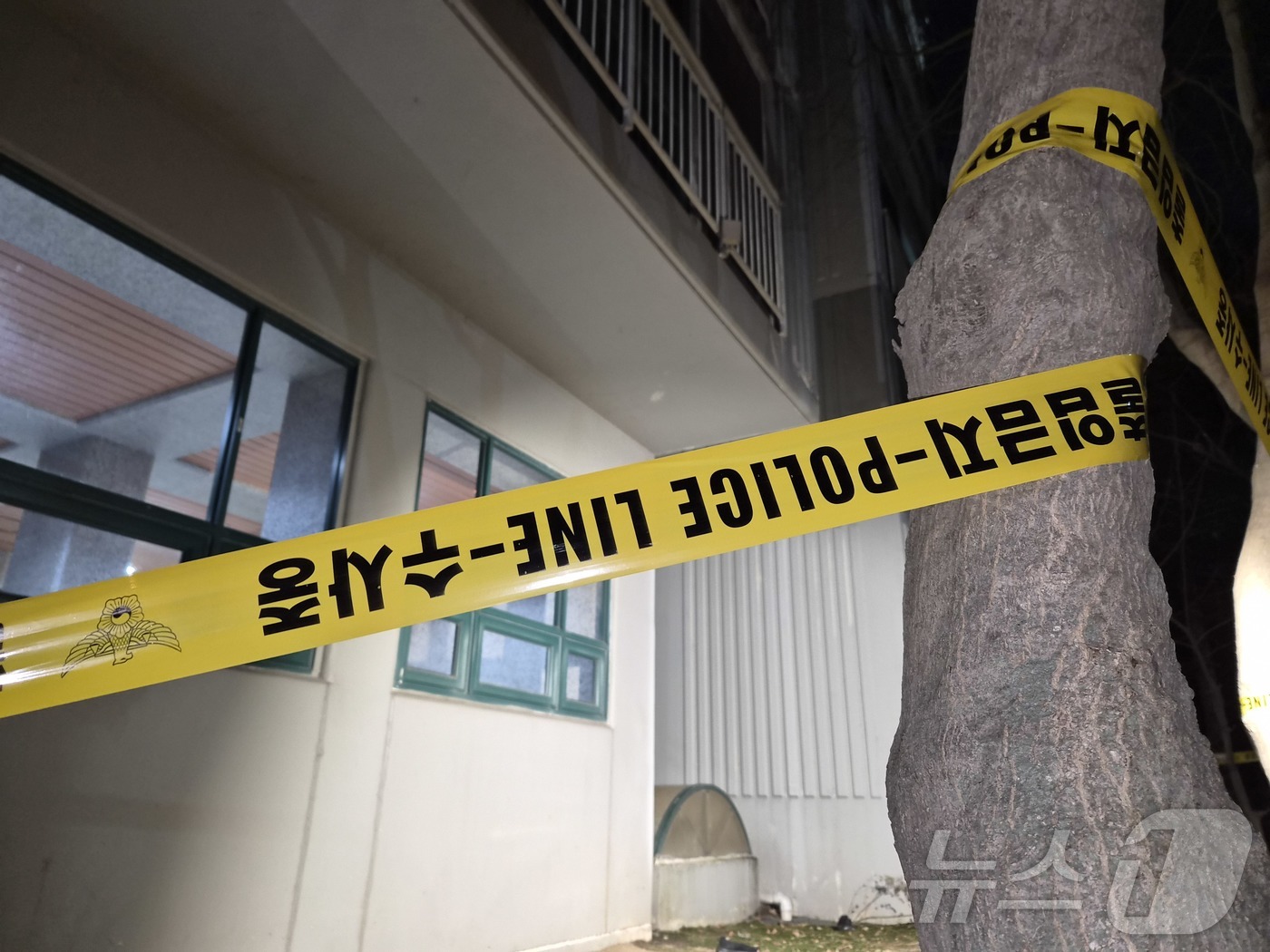 (용인=뉴스1) 김기현 기자 = 11일 오후 경기 용인시 기흥구 한 아파트 화단에 폴리스라인이 쳐져 있다. 이곳에선 이날 오후 5시 55분께 투신한 것으로 추정되는 50대 남성 시 …