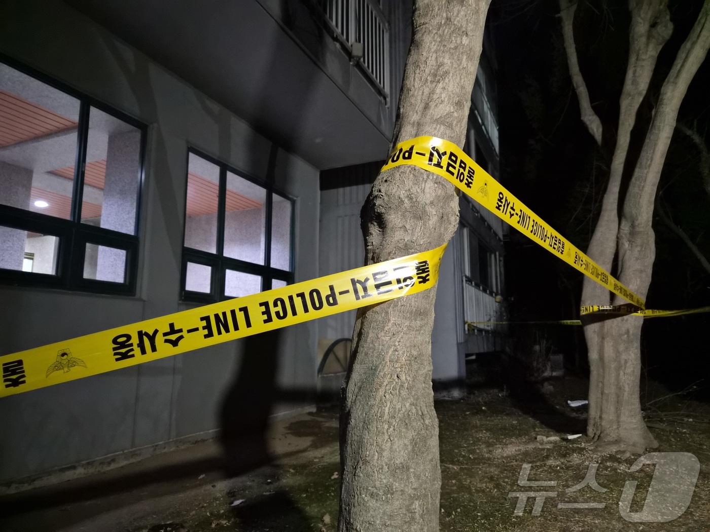 (용인=뉴스1) 김기현 기자 = 11일 오후 경기 용인시 기흥구 한 아파트 화단에 폴리스라인이 쳐져 있다. 이곳에선 이날 오후 5시 55분께 투신한 것으로 추정되는 50대 남성 시 …