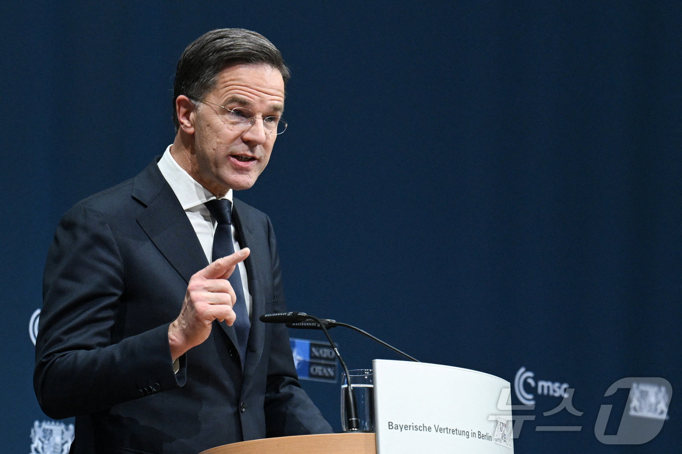 (베를린 로이터=뉴스1) 이창규 기자 = 마르크 뤼터 북대서양조약기구(NATO) 사무총장이 11일(현지시간) 뮌헨안보회의(MSC)가 행사에 참석해 연설하고 있다. 2025.12.1 …