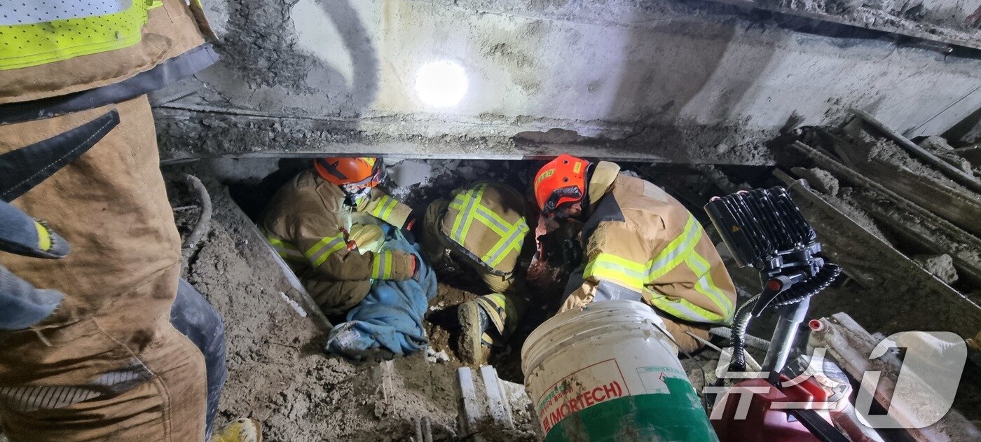 본문 이미지 - 11일 밤 광주 서구 치평동의 광주대표도서관 공사 현장 붕괴 사고 현장에서 출동한 구조대원들이 매몰자 수색·구조 작업을 벌이고 있다. &#40;소방청 제공. 재판매 및 DB금지&#41; 2025.12.11/뉴스1