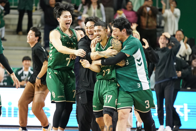 '알바노 버저비터 3점포' DB, SK에 극적 뒤집기…단독 3위 도약