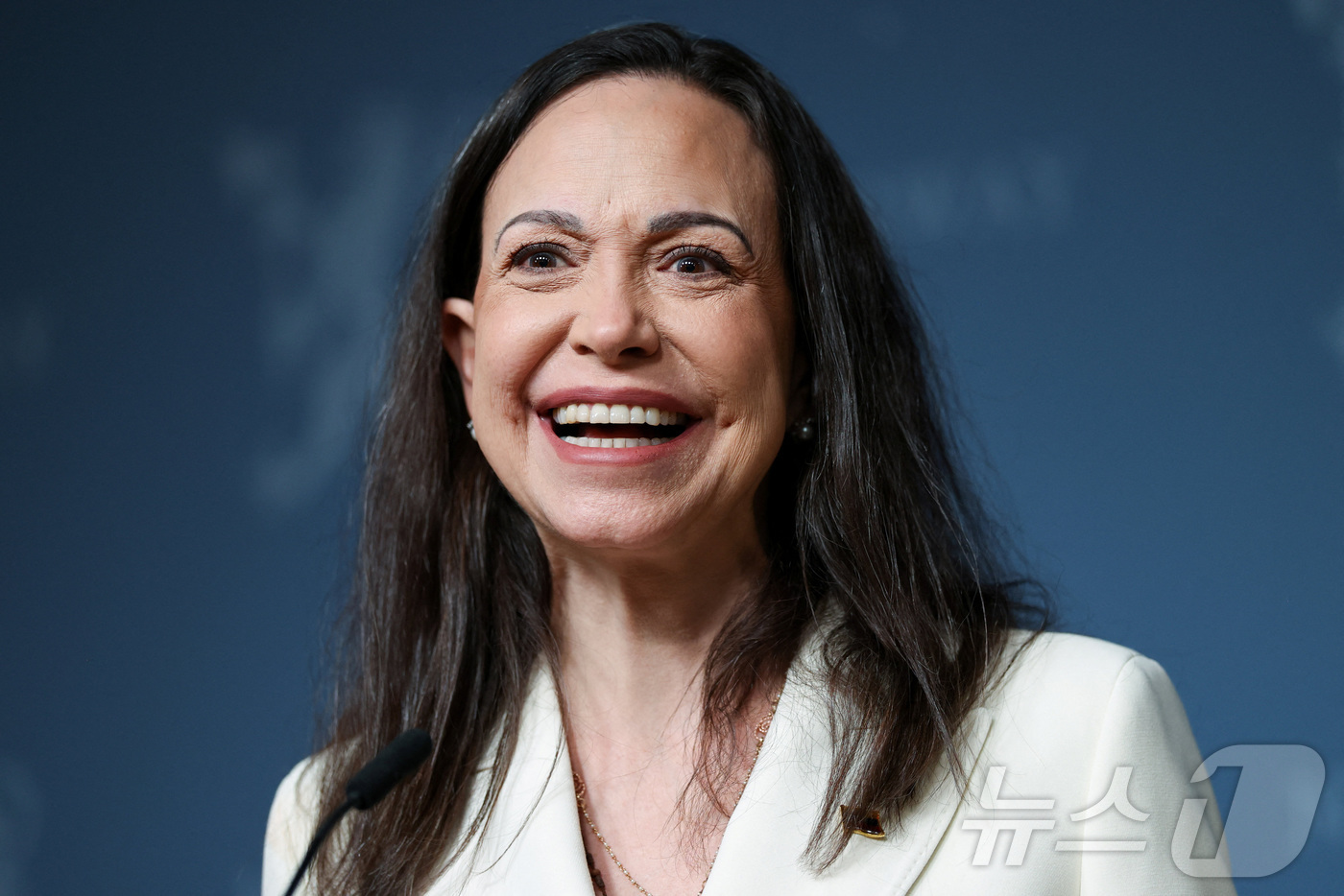 (오슬로 로이터=뉴스1) 김경민 기자 = 2025년 노벨평화상 수상자이자 베네수엘라 야당 지도자인 마리아 코리나 마차도가 노벨평화상 시상식 다음 날인 11일(현지시간) 노르웨이 오 …