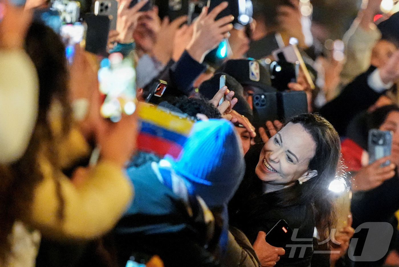 (오슬로 로이터=뉴스1) 김경민 기자 = 2025년 노벨평화상 수상자인 마리아 코리나 마차도가 11일(현지시간) 노르웨이 오슬로 그랜드 호텔 밖에서 지지자들과 인사를 나누고 있다. …