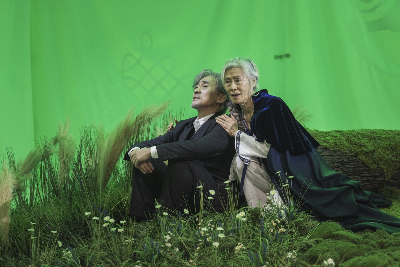 본문 이미지 - &#39;태풍&#39; 공연사진. 오른쪽이 배우 예수정.&#40;국립극단 제공&#41;