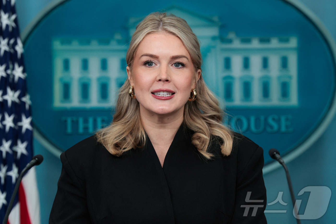 (워싱턴DC 로이터=뉴스1) 류정민 특파원 = 캐롤라인 레빗 미국 백악관 대변인이 11일(현지시간) 언론 브리핑을 진행하고 있다. 2025.12.11.ⓒ 로이터=뉴스1
