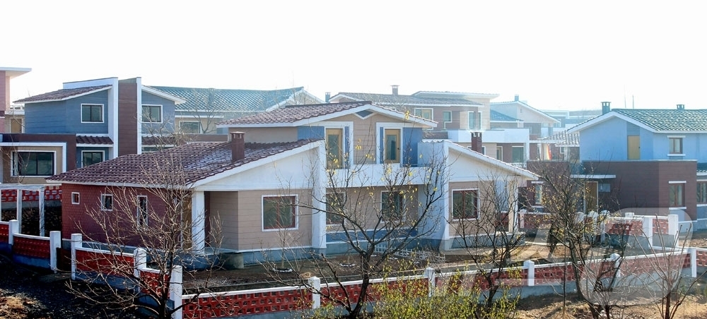 (평양 노동신문=뉴스1) = 북한 노동당 기관지 노동신문은 12일 신원군 월당농장과 염주군 내중농장에서 새집들이가 진행됐다고 보도했다. [국내에서만 사용가능. 재배포 금지. DB …