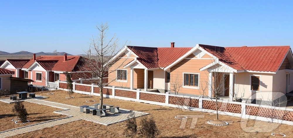 (평양 노동신문=뉴스1) = 북한 노동당 기관지 노동신문은 12일 신원군 월당농장과 염주군 내중농장에서 새집들이가 진행됐다고 보도했다. [국내에서만 사용가능. 재배포 금지. DB …