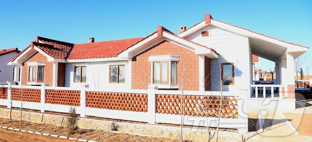 (평양 노동신문=뉴스1) = 북한 노동당 기관지 노동신문은 12일 신원군 월당농장과 염주군 내중농장에서 새집들이가 진행됐다고 보도했다. [국내에서만 사용가능. 재배포 금지. DB …