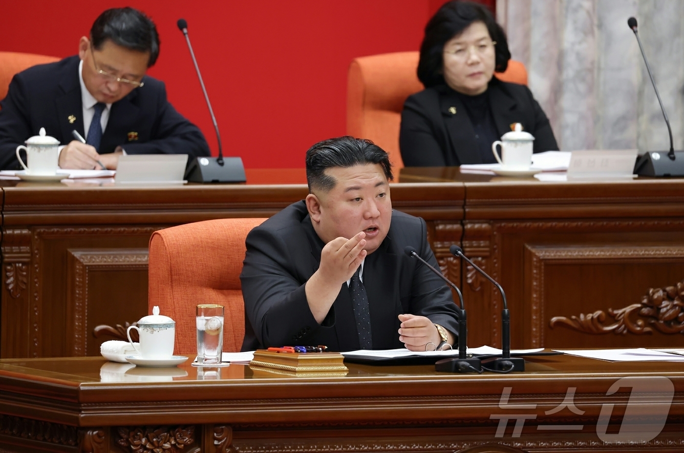 (평양 노동신문=뉴스1) = 북한 노동당 기관지 노동신문은 12일 "9일부터 11일까지 조선노동당 중앙위원회 제8기 제13차 전원회의 확대회의가 진행됐다"고 보도했다. 당 중앙위원 …