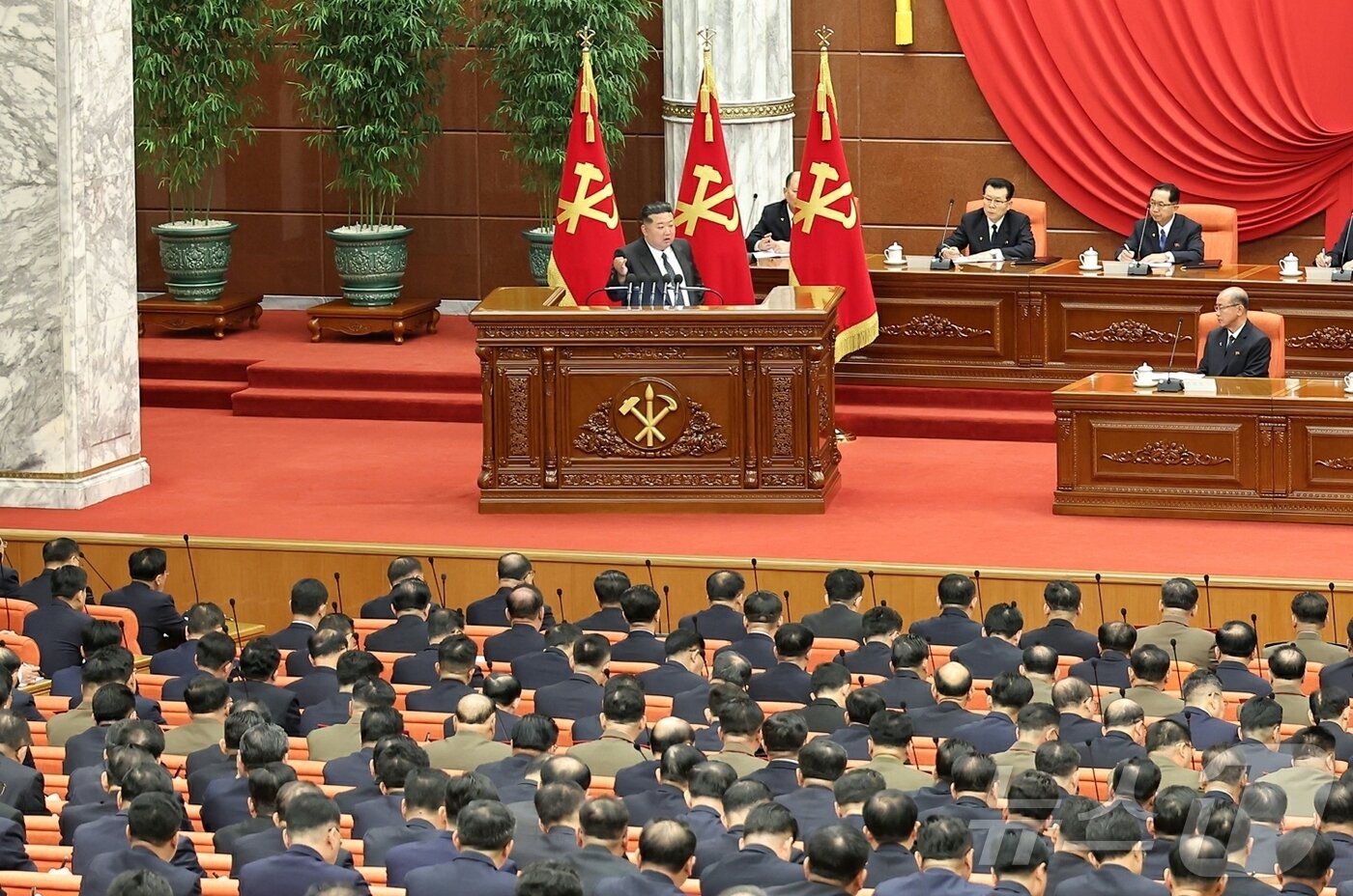 본문 이미지 - &#40;평양 노동신문=뉴스1&#41; = 북한 노동당 기관지 노동신문은 12일 &#34;9일부터 11일까지 조선로동당 중앙위원회 제8기 제13차 전원회의 확대회의가 진행됐다&#34;fk고 보도했다. 당 중앙위원회 정치국은 김정은 당 총비서에게 전원회의 사회를 위임했다고 신문은 전했다. [국내에서만 사용가능. 재배포 금지. DB 금지. For Use Only in the Republic of Korea. Redistribution Prohibited] rodongphoto@news1.kr