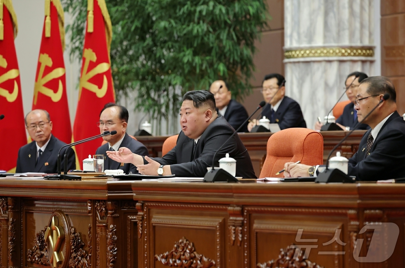 (평양 노동신문=뉴스1) = 북한 노동당 기관지 노동신문은 12일 "9일부터 11일까지 조선노동당 중앙위원회 제8기 제13차 전원회의 확대회의가 진행됐다"고 보도했다. 당 중앙위원 …