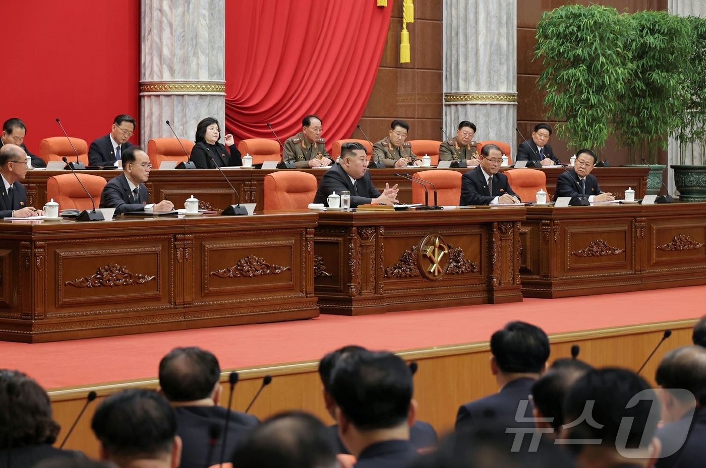 (평양 노동신문=뉴스1) = 북한 노동당 기관지 노동신문은 12일 "9일부터 11일까지 조선노동당 중앙위원회 제8기 제13차 전원회의 확대회의가 진행됐다"고 보도했다. 당 중앙위원 …