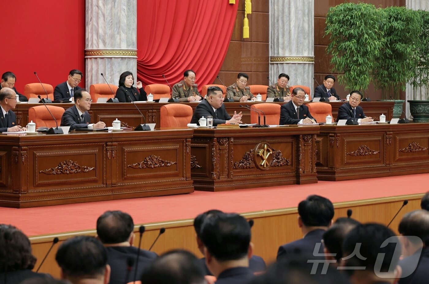 본문 이미지 - &#40;평양 노동신문=뉴스1&#41; = 북한 노동당 기관지 노동신문은 12일 &#34;9일부터 11일까지 조선로동당 중앙위원회 제8기 제13차 전원회의 확대회의가 진행됐다＂고 보도했다. 당 중앙위원회 정치국은 김정은 당 총비서에게 전원회의 사회를 위임했다고 신문은 전했다. [국내에서만 사용가능. 재배포 금지. DB 금지. For Use Only in the Republic of Korea. Redistribution Prohibited] rodongphoto@news1.kr