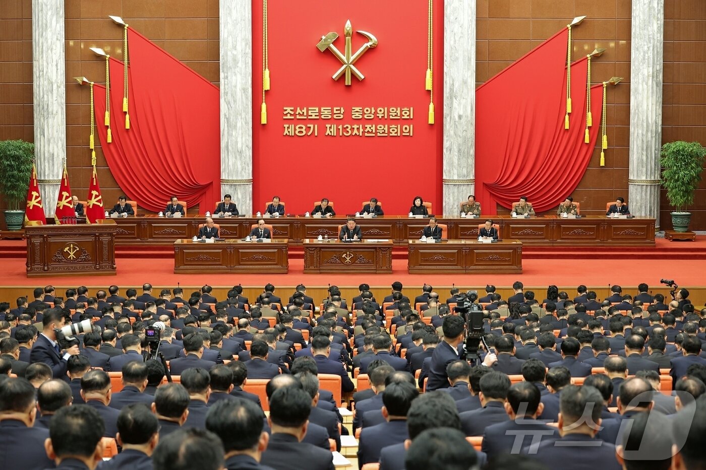 본문 이미지 - &#40;평양 노동신문=뉴스1&#41; = 북한 노동당 기관지 노동신문은 12일 &#34;9일부터 11일까지 조선로동당 중앙위원회 제8기 제13차 전원회의 확대회의가 진행됐다＂고 보도했다. 당 중앙위원회 정치국은 김정은 당 총비서에게 전원회의 사회를 위임했다고 신문은 전했다. [국내에서만 사용가능. 재배포 금지. DB 금지. For Use Only in the Republic of Korea. Redistribution Prohibited] rodongphoto@news1.kr