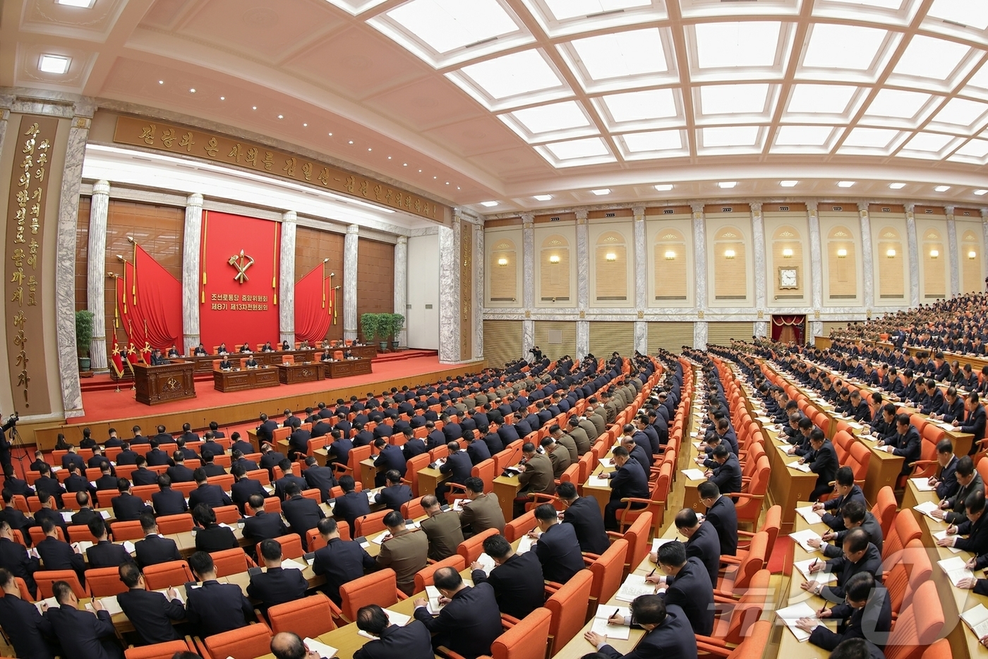 (평양 노동신문=뉴스1) = 북한 노동당 기관지 노동신문은 12일 "9일부터 11일까지 조선노동당 중앙위원회 제8기 제13차 전원회의 확대회의가 진행됐다"고 보도했다. 당 중앙위원 …