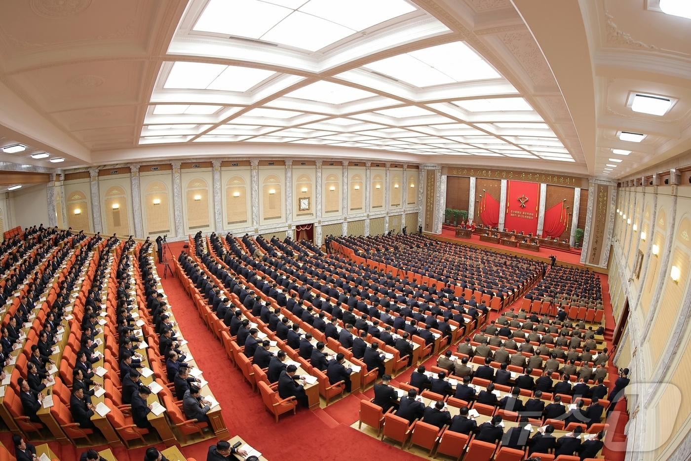 (평양 노동신문=뉴스1) = 북한 노동당 기관지 노동신문은 12일 "9일부터 11일까지 조선노동당 중앙위원회 제8기 제13차 전원회의 확대회의가 진행됐다"고 보도했다. 당 중앙위원 …